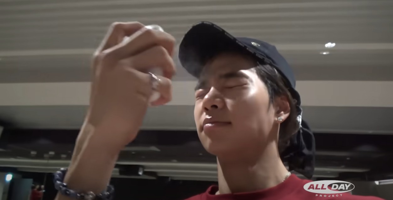 올데이 프로젝트 타잔이 퍼셀 앰플 미스트를 사용하고 있다